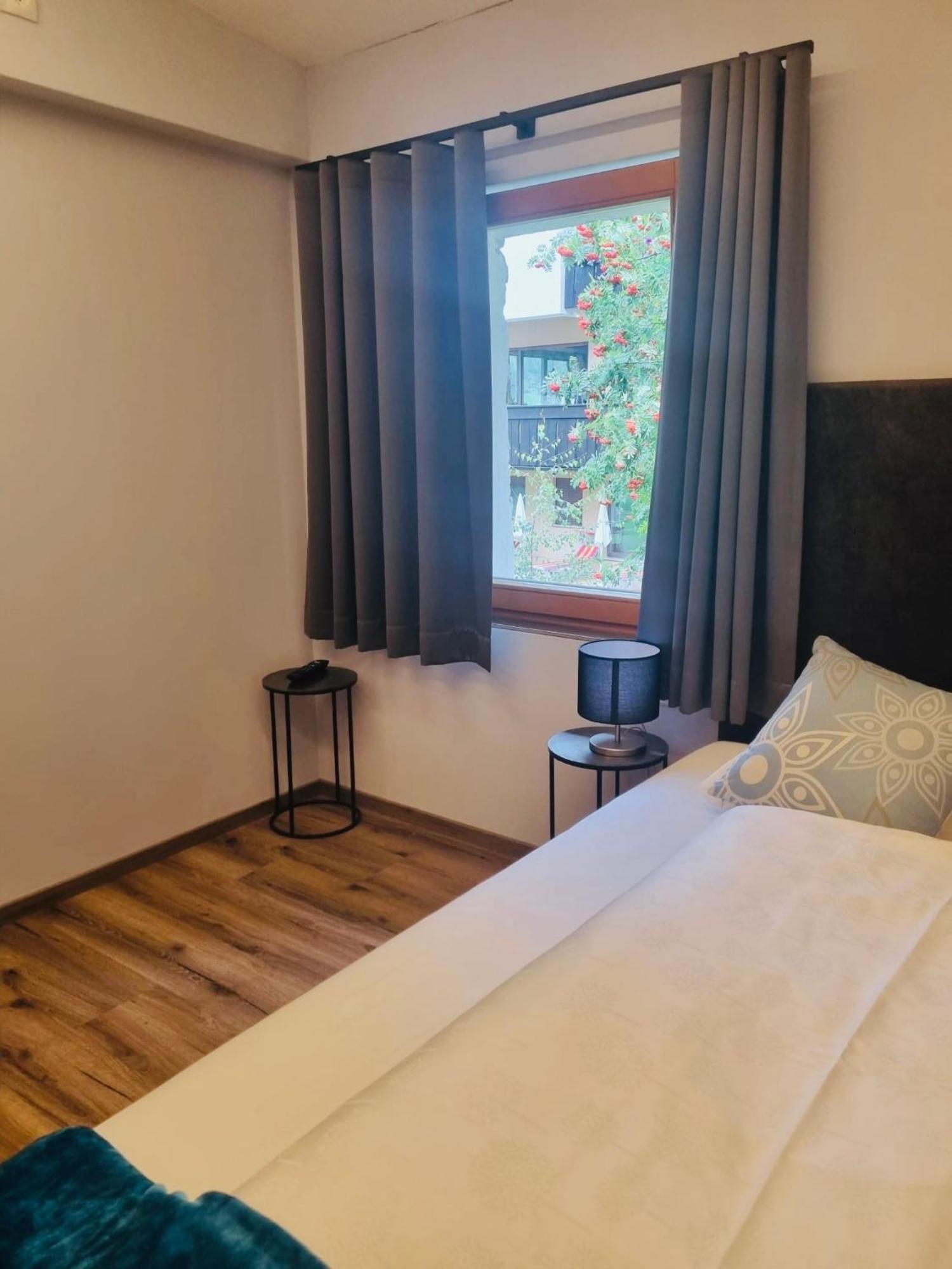 Glacier Rock Guesthouse Solda Ngoại thất bức ảnh